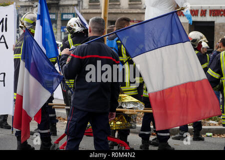 Centinaia di angry vigili del fuoco marzo a Lione, Francia Foto Stock