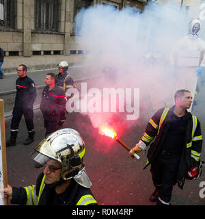 Centinaia di angry vigili del fuoco marzo a Lione, Francia Foto Stock