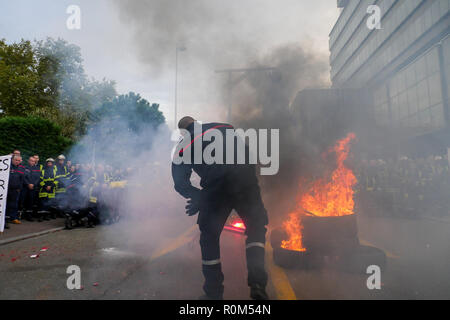 Centinaia di angry vigili del fuoco marzo a Lione, Francia Foto Stock