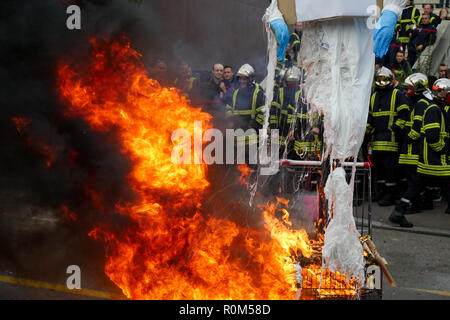 Centinaia di angry vigili del fuoco marzo a Lione, Francia Foto Stock