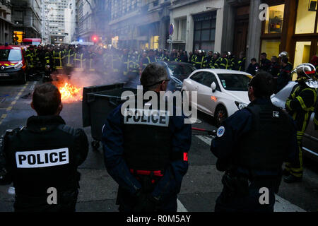 Centinaia di angry vigili del fuoco marzo a Lione, Francia Foto Stock