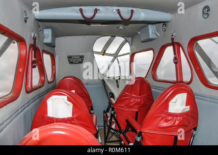 Periodo di vendemmia interno di un classico de Havilland Dragon Rapide aereo di linea piano. 1930s luxury viaggio aereo, trasporto. Posti a sedere. Foto Stock