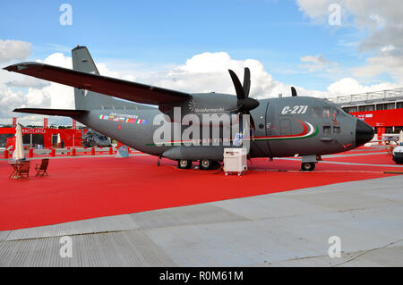 Alenia Aermacchi C-27J Spartan stand di vendita a Farnborough Airshow internazionale trade show. Finmeccanica area commerciale. Militari piano di trasporto Foto Stock