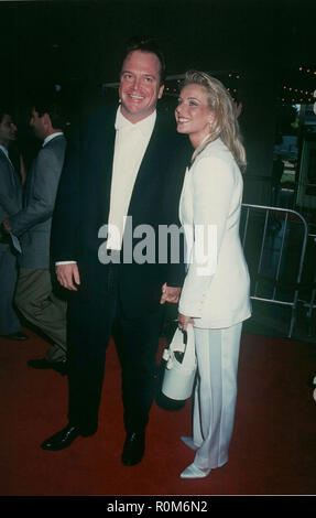Tom Arnold e Julie Champanella ÉÉ.. Evento nella vita di Hollywood - California, Stati Uniti d'America, industria cinematografica, celebrità, fotografia, Bestof, arte cultura e intrattenimento, Topix celebrità moda, migliori della vita di Hollywood, moquette rossa e dietro le quinte, movie celebrità, personaggi televisivi, musica celebrità, Topix, Bestof, arte cultura e intrattenimento, verticale, una persona, fotografia, #Celebrity #Hollywood #RedCarpet #attore #attrice #famousCelebrity #HollywoodEvent #TsuniUSA #CelebrityPhotography, moda inchiesta tsuni@Gamma-USA.com , Tsuni Credito / STATI UNITI D'AMERICA, moda, dall'anno 1993 al 1999, Foto Stock