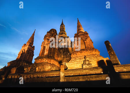 Antico rovinato Wat Mahathat in Sukhothai Historical Park, provincia di Sukhothai, Thailandia Foto Stock