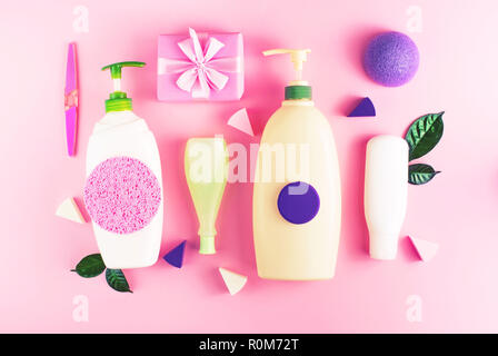 Confezione cosmetica la bottiglia di plastica shampoo crema gel doccia latte foglie verde spugna regalo scatola di prua. Prodotto organico naturale della pelle e cura dei capelli shopping. Foto Stock