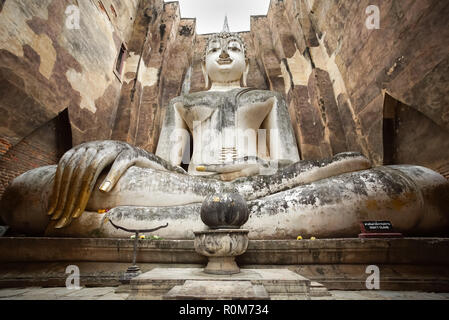 Il XIII secolo il tempio che sancisca la più grande immagine del Buddha in Sukhothai, Thailandia. Phra Achana in Wat Si Chum. Foto Stock