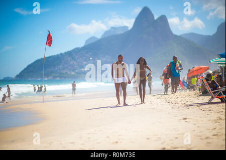 RIO DE JANEIRO - circa Febbraio, 2018: Beachgoers rilassarsi in spiaggia, sedie su un luminoso giorno di estate sulla spiaggia di Ipanema. Foto Stock