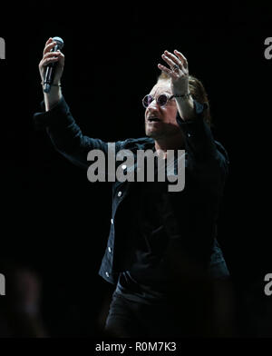 Dublino, Irlanda. 5 Nov 2018.. U2 torna a Dublino. Bono e U2 in 3 Arena a Dublino per la prima delle quattro prestazioni della loro esperienza + innocenza mostra. Foto: Leon Farrell/RollingNews.ie Credito: RollingNews.ie/Alamy Live News Foto Stock