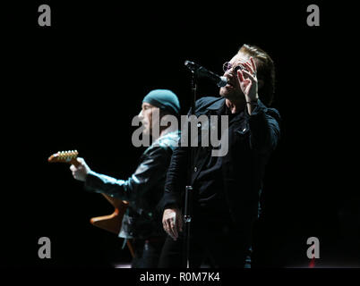 Dublino, Irlanda. 5 Nov 2018.. U2 torna a Dublino. Bono e U2 in 3 Arena a Dublino per la prima delle quattro prestazioni della loro esperienza + innocenza mostra. Foto: Leon Farrell/RollingNews.ie Credito: RollingNews.ie/Alamy Live News Foto Stock