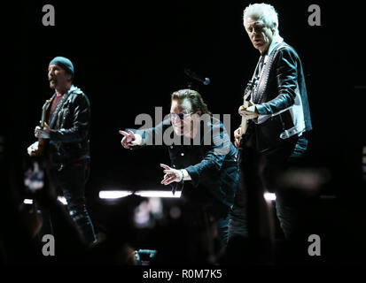 Dublino, Irlanda. 5 Nov 2018.. U2 torna a Dublino. Bono e U2 in 3 Arena a Dublino per la prima delle quattro prestazioni della loro esperienza + innocenza mostra. Foto: Leon Farrell/RollingNews.ie Credito: RollingNews.ie/Alamy Live News Foto Stock