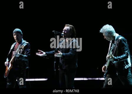 Dublino, Irlanda. 5 Nov 2018.. U2 torna a Dublino. Bono e U2 in 3 Arena a Dublino per la prima delle quattro prestazioni della loro esperienza + innocenza mostra. Foto: Leon Farrell/RollingNews.ie Credito: RollingNews.ie/Alamy Live News Foto Stock