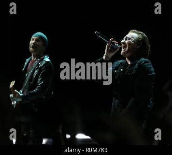 Dublino, Irlanda. 5 Nov 2018.. U2 torna a Dublino. Bono e U2 in 3 Arena a Dublino per la prima delle quattro prestazioni della loro esperienza + innocenza mostra. Foto: Leon Farrell/RollingNews.ie Credito: RollingNews.ie/Alamy Live News Foto Stock