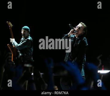 Dublino, Irlanda. 5 Nov 2018.. U2 torna a Dublino. Bono e U2 in 3 Arena a Dublino per la prima delle quattro prestazioni della loro esperienza + innocenza mostra. Foto: Leon Farrell/RollingNews.ie Credito: RollingNews.ie/Alamy Live News Foto Stock