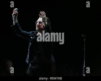 Dublino, Irlanda. 5 Nov 2018.. U2 torna a Dublino. Bono e U2 in 3 Arena a Dublino per la prima delle quattro prestazioni della loro esperienza + innocenza mostra. Foto: Leon Farrell/RollingNews.ie Credito: RollingNews.ie/Alamy Live News Foto Stock