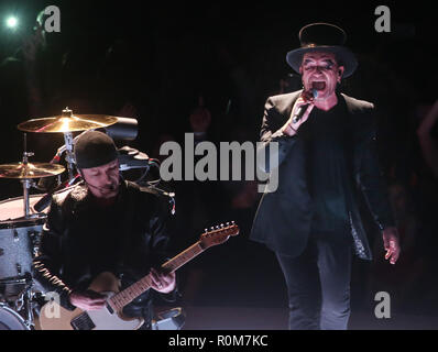 Dublino, Irlanda. 5 Nov 2018.. U2 torna a Dublino. Bono e U2 in 3 Arena a Dublino per la prima delle quattro prestazioni della loro esperienza + innocenza mostra. Foto: Leon Farrell/RollingNews.ie Credito: RollingNews.ie/Alamy Live News Foto Stock