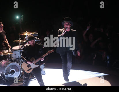 Dublino, Irlanda. 5 Nov 2018.. U2 torna a Dublino. Bono e U2 in 3 Arena a Dublino per la prima delle quattro prestazioni della loro esperienza + innocenza mostra. Foto: Leon Farrell/RollingNews.ie Credito: RollingNews.ie/Alamy Live News Foto Stock