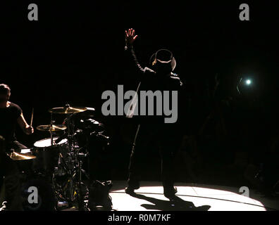 Dublino, Irlanda. 5 Nov 2018.. U2 torna a Dublino. Bono e U2 in 3 Arena a Dublino per la prima delle quattro prestazioni della loro esperienza + innocenza mostra. Foto: Leon Farrell/RollingNews.ie Credito: RollingNews.ie/Alamy Live News Foto Stock