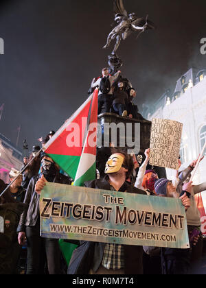 Londra, Regno Unito. 5 novembre 2018. Protesta di Anonymous visto con una bandiera, e tavole ai piedi della statua di Eros su Piccadilly Circus su Bonfire Night.Credit: Joe Kuis / Alamy Live News Foto Stock