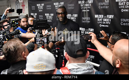 11-5-18. Santa Monica CA. WBC Campione del Mondo Deontay Wilder colloqui alla media al Churchill palestra lunedì. Deontay Wilder si prepara per nel suo attesissimo WBC World Heavyweight Championship contro Tyson Fury su dicembre 1 dal STAPLES Center di Los Angeles in diretta su SHOWTIME PPVÂ¨.Foto da Gene Blevins/ZumaPress Credit: Gene Blevins/ZUMA filo/Alamy Live News Foto Stock