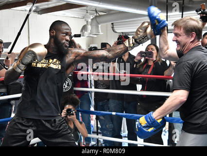 11-5-18. Santa Monica CA. WBC Campione del Mondo Deontay Wilder colloqui alla media al Churchill palestra lunedì. Deontay Wilder si prepara per nel suo attesissimo WBC World Heavyweight Championship contro Tyson Fury su dicembre 1 dal STAPLES Center di Los Angeles in diretta su SHOWTIME PPVÂ¨.Foto da Gene Blevins/ZumaPress Credit: Gene Blevins/ZUMA filo/Alamy Live News Foto Stock