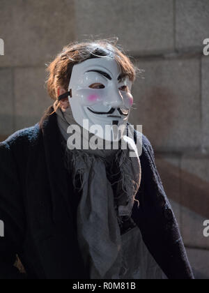 Londra, Regno Unito. 5 novembre 2018. Una delle maschere durante la marcia di protesta da anonimo contro austerità, sorveglianza di massa, politici corrotti. Anti-stabilimento manifestanti con Guy Fawkes maschere, scendendo su Trafalgar Square e marciando attraverso Londra sulla notte dei falò. Credito: Joe Kuis / Alamy Live News Foto Stock