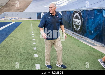 Houston, TX, Stati Uniti d'America. 3 Novembre, 2018. Minatori UTEP head coach Dana Dimel dopo un NCAA Football gioco tra i minatori UTEP e il riso Civette alla Rice Stadium di Houston, TX. UTEP ha vinto il gioco da 34 a 26.Trask Smith/CSM/Alamy Live News Foto Stock