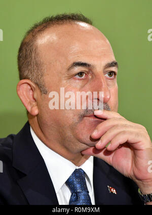 Tokyo, Giappone. 6 Nov, 2018. Il Ministro degli esteri turco Mevlut Cavusoglu parla durante una conferenza stampa presso il Giappone National Press Club a Tokyo il Martedì, 6 novembre 2018. Cavusoglu, chi è stato in Giappone su invito del Ministero degli Affari esteri del Giappone, ha parlato di temi di ampio respiro che compreso il recente rilascio di giapponese giornalista freelance, il presunto assassinio di un prominente Arabia giornalista presso il suo consolato di Istanbul e la rinnovata U.S. sanzione contro l'Iran. Credito: Natsuki Sakai/AFLO/Alamy Live News Foto Stock