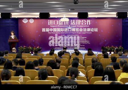 Shanghai, Cina. 6 Nov, 2018. La prima China International Import Expo Forum legale con il tema di ?Import Promotion & Cooperazione Giuridica?è tenuto a Shanghai in Cina orientale, nov. 6, 2018. Credito: Liu Ying/Xinhua/Alamy Live News Foto Stock