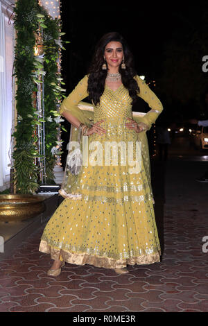 Mumbai, India. 4 Novembre, 2018. L'attrice Karishma Tanna frequentare Shilpa Shetty il Diwali festa a Juhu di Mumbai. Credito: Azhar Khan SOPA/images/ZUMA filo/Alamy Live News Foto Stock