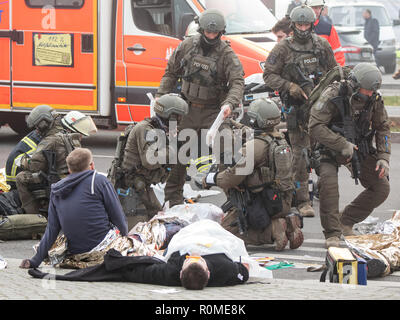 Amburgo, Germania. 6 Nov, 2018. Durante un anti-terrorismo esercizio di HafenCity, armati pesantemente e forze di polizia fornire extra che gioca feriti. La polizia ha effettuato una larga scala di anti-terrorismo esercitare questa mattina. Credito: Daniel Bockwoldt/dpa/Alamy Live News Foto Stock