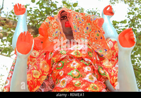 Una vista generale fo la statua di Kali dopo il tocco finale. Idole maker sono occupato facendo e dando il tocco finale di dea Kali davanti a Kali Puja in occasione del Diwali in Agartala, capitale del nord-est stato di Tripura. Foto Stock