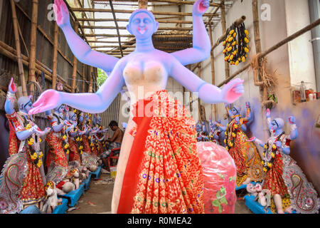 Una vista generale di molte statue della dea Kali. Idole maker sono occupato facendo e dando il tocco finale di dea Kali davanti a Kali Puja in occasione del Diwali in Agartala, capitale del nord-est stato di Tripura. Foto Stock