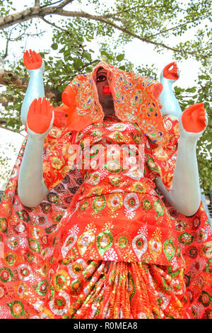 Una vista generale fo la statua di Kali dopo il tocco finale. Idole maker sono occupato facendo e dando il tocco finale di dea Kali davanti a Kali Puja in occasione del Diwali in Agartala, capitale del nord-est stato di Tripura. Foto Stock