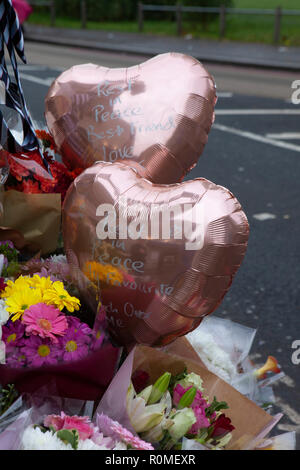 Londra, Regno Unito. 6 Nov 2018. Fiori, palloncini, scuola cravatte, poesie e candele al di fuori di Clapham South Tube Station a Lambeth, presso il sito di una veglia svoltasi a ricordare il 17-anno-vecchio Malcolm Mide-Madariola, chi è stato vittima di una fatale accoltellato il 2 novembre, parte di un recente aumento della criminalità coltello a Londra. Credito: Anna Watson/Alamy Live News Foto Stock