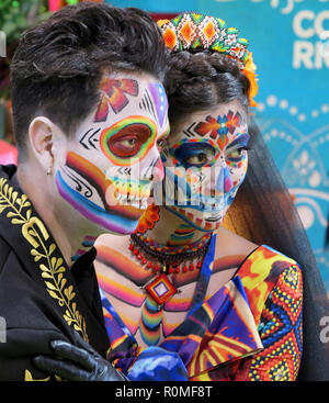 Londra, Regno Unito. 6 Novembre, 2018 Centro Excel, Stratford, Londra, Regno Unito modello messicano indossando 'day dei morti " make-up, durante la seconda giornata del World Travel Market Credit: Motofoto/Alamy Live News Foto Stock