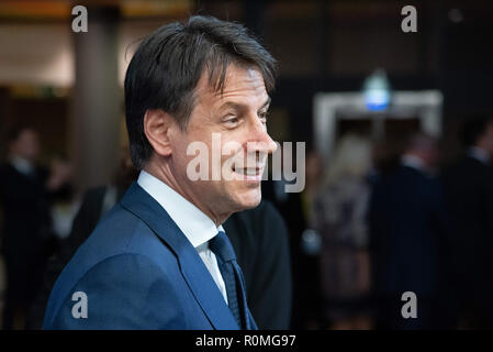 Bruxelles, Belgio, Belgio. Xvii oct, 2018. Il primo ministro dell'Italia, Giuseppe Conte di dichiarare in occasione del Consiglio europeo di Bruxelles, Belgio Credito: Riccardo Pareggiani/ZUMA filo/Alamy Live News Foto Stock