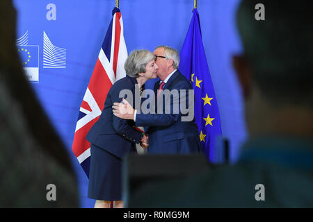 Bruxelles, Belgio, Belgio. Xvii oct, 2018. Primo Ministro britannico Theresa Maggio e il Presidente della Commissione Europea Jean Claude Junker sono la gestione di una conferenza stampa a Europeean Commissione di Bruxelles in Belgio Credito: Riccardo Pareggiani/ZUMA filo/Alamy Live News Foto Stock