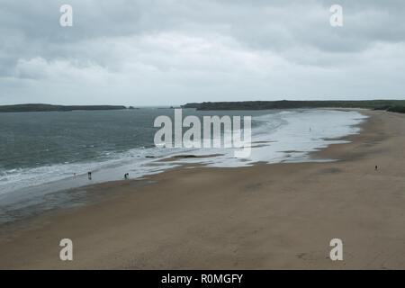 Tenby, Pembrokeshire, West Wales, Regno Unito. 6 novembre 2018. Regno Unito meteo: Heavy Rain e gales presso la costa di oggi. La South Beach è deserta. Credito: Andrew Bartlett/Alamy Live News Foto Stock