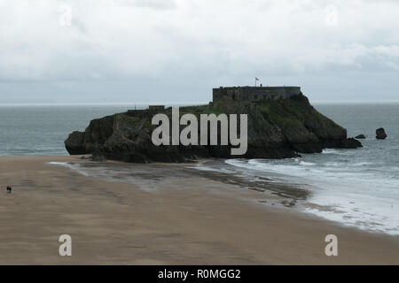 Tenby, Pembrokeshire, West Wales, Regno Unito. 6 novembre 2018. Regno Unito meteo: Heavy Rain e gales presso la costa di oggi. La South Beach è deserta. Credito: Andrew Bartlett/Alamy Live News Foto Stock