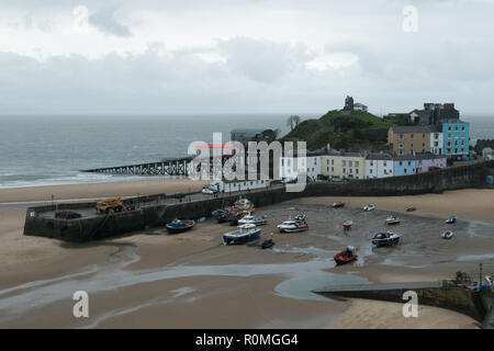 Tenby, Pembrokeshire, West Wales, Regno Unito. 6 novembre 2018. Regno Unito meteo: Heavy Rain e gales presso la costa di oggi. Credito: Andrew Bartlett/Alamy Live News Foto Stock