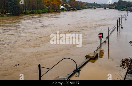 Torino, Italia. 6 Novembre, 2018. A Torino è stato andando su per un paio di giorni, il fiume Po in pieno svolgimento ai Murazzi Credito: Davvero Facile Star/Alamy Live News Foto Stock