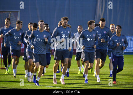 Monaco di Baviera, Germania. 06 novembre 2018. Anteprima Robert LEWANDOWSKI (FC Bayern Monaco di Baviera), Mats HUMMELS (FC Bayern Monaco di Baviera), Leon GORETZKA (FC Bayern Monaco di Baviera), Niklas SUELE (FC Bayern Monaco di Baviera), Serge GNABRY (FC Bayern Monaco di Baviera), Altion, esecuzione di formazione formazione finale FC Bayern Monaco di Baviera prima della Champions League contro AEK Atene, formazione di motivi Saebener Strasse, calcio, 06.11.2018 . | Utilizzo di credito in tutto il mondo: dpa/Alamy Live News Foto Stock