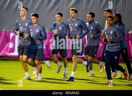 Monaco di Baviera, Germania. 06 novembre 2018, Baviera München: Calcio: Champions League, FC Bayern - AEK Atene, Gruppo E, Giornata 4, formazione da FC Bayern Monaco di Baviera: Niklas Süle (l-r), James Rodriguez, Leon Goretzka, Mats Hummels e Serge Gnabry da FC Bayern Monaco corrono attraverso la formazione motivi su Säbener Straße. Foto: Matthias esitano di fronte/dpa Foto Stock