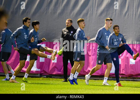 Monaco di Baviera, Germania. 06 novembre 2018, Baviera München: Calcio: Champions League, FC Bayern - AEK Atene, Gruppo E, Giornata 4, formazione da FC Bayern Monaco di Baviera: Mats Hummels (l-r), Joshua Kimmich, Niklas Süle e Serge Gnabry da FC Bayern Monaco di Baviera sono in fase di riscaldamento sul campo di allenamento a Säbener Straße. Foto: Matthias esitano di fronte/dpa Foto Stock