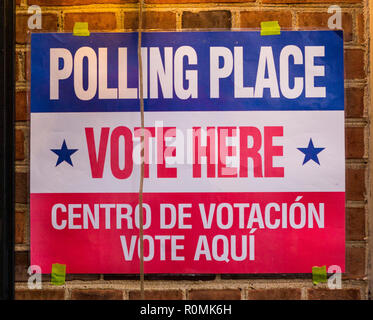 Arlington, Virginia, Stati Uniti d'America. 06 Novembre, 2018. Voto medio di polling segno posto sulla parete del villaggio di Lione centro comunitario. Rob Crandall/Alamy Live News Foto Stock