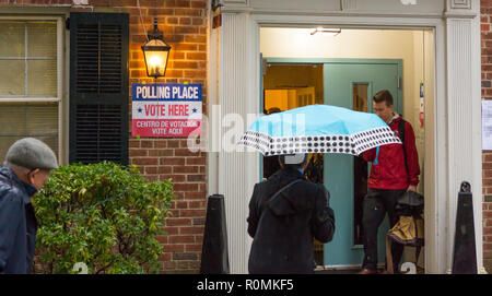 Arlington, Virginia, Stati Uniti d'America. 6 Novembre, 2018. Gli elettori intermedia di arrivare alle urne durante la tempesta di pioggia, villaggio di Lione centro comunitario. Rob Crandall/Alamy Live News Foto Stock