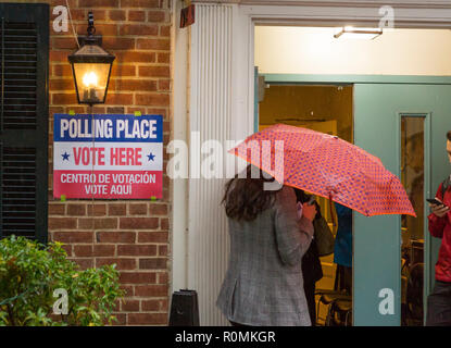 Arlington, Virginia, Stati Uniti d'America. 6 Novembre, 2018. Gli elettori intermedia di arrivare alle urne durante la tempesta di pioggia, villaggio di Lione centro comunitario. Rob Crandall/Alamy Live News Foto Stock