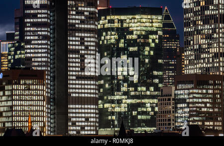 06 novembre 2018, Assia, Frankfurt/Main: la maggior parte degli uffici dei grattacieli di Francoforte sono ancora accese come il giorno volge al termine. Foto: Frank Rumpenhorst/dpa Foto Stock