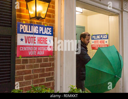 Arlington, Virginia, Stati Uniti d'America. 6 Novembre, 2018. Gli elettori intermedia di arrivare alle urne durante la tempesta di pioggia, villaggio di Lione centro comunitario. Rob Crandall/Alamy Live News Foto Stock